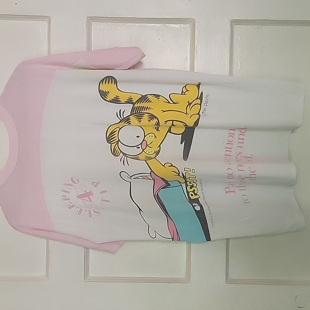 VINTAGE Garfield Sleep T Shirt "Pay No Attention to the Noises Under the Bed"